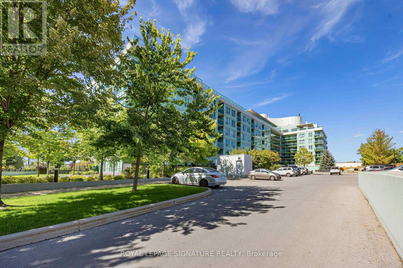322 - 60 FAIRFAX CRESCENT Property Photo 1