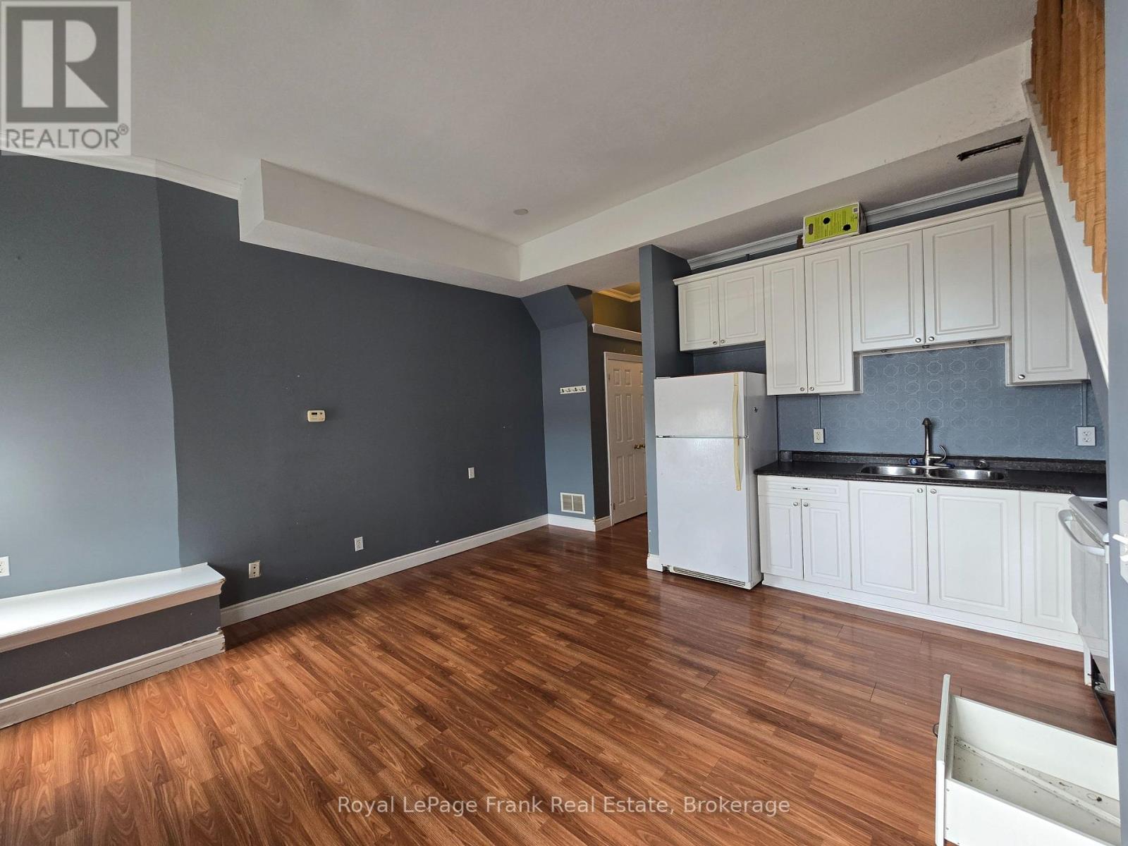 207 - 54 KING STREET E