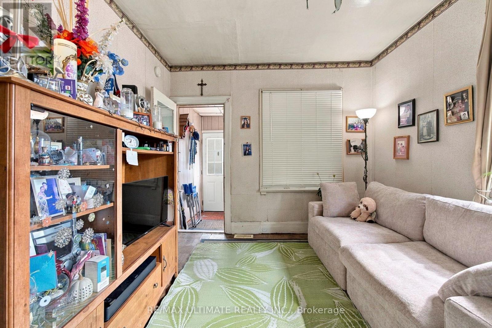 426 Woodfield Road Property Photo 6