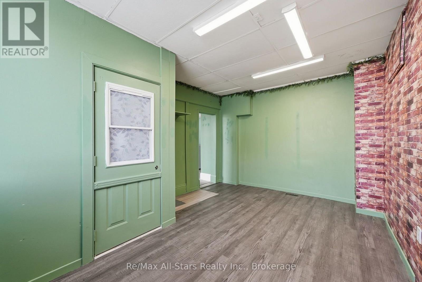 160 Queen Street Property Photo 6