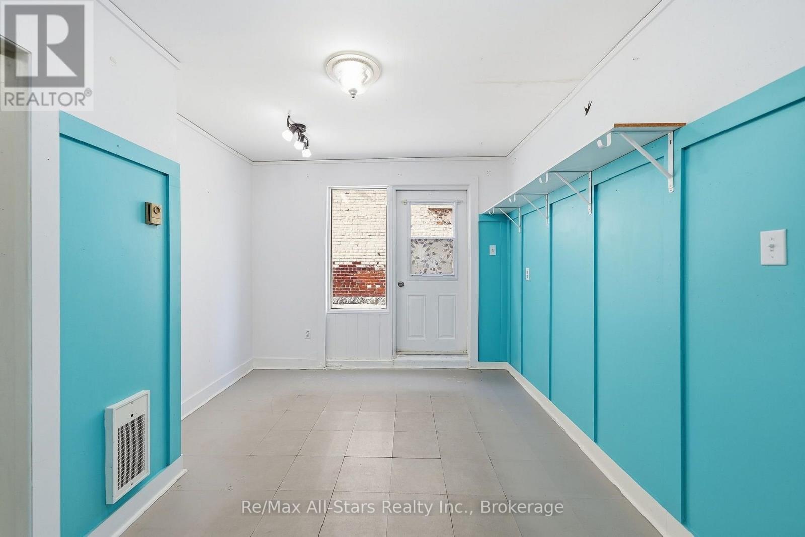 160 Queen Street Property Photo 7