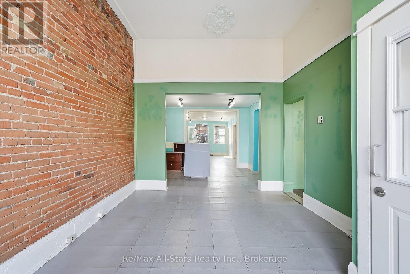 160 Queen Street Property Photo 8