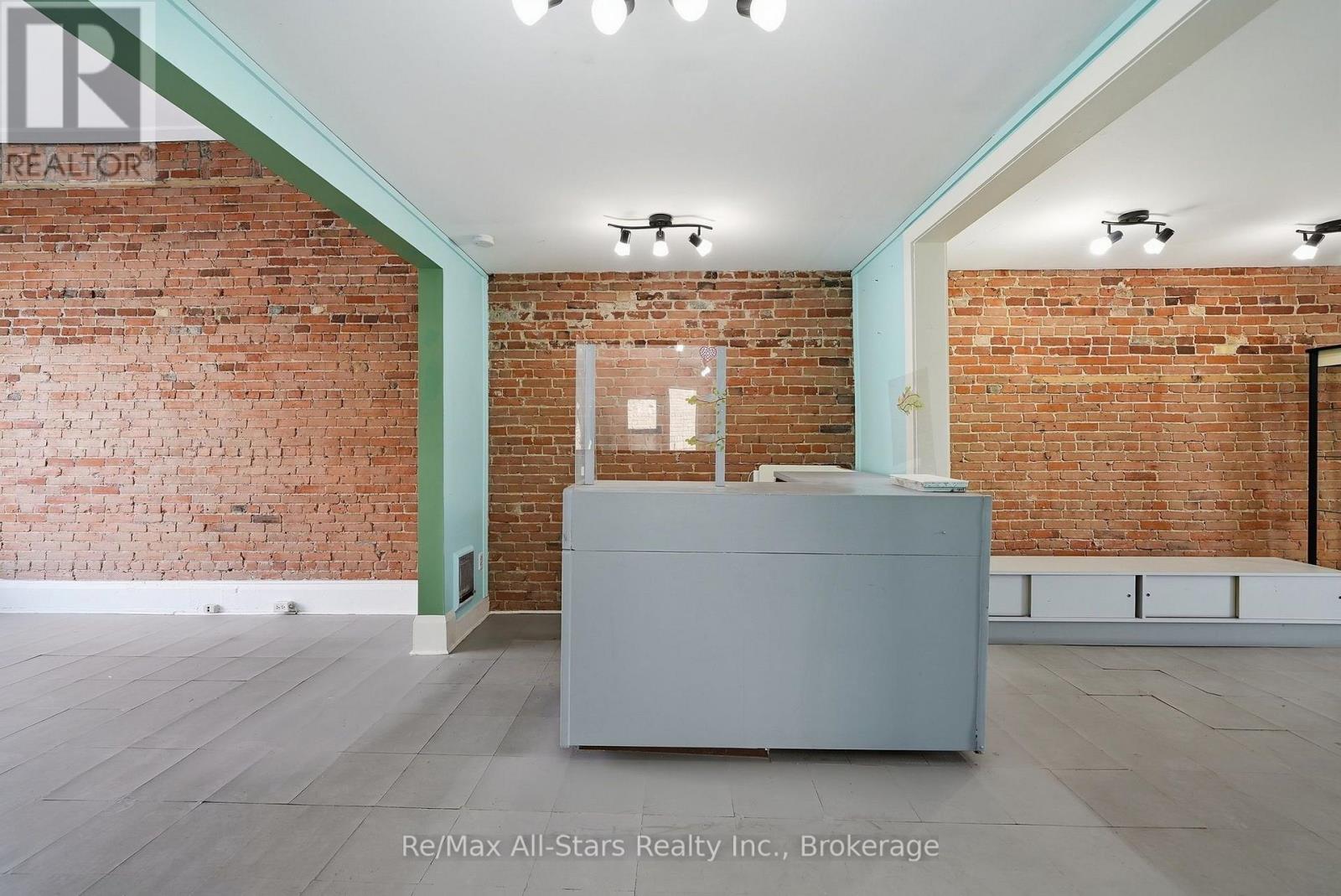 160 Queen Street Property Photo 9
