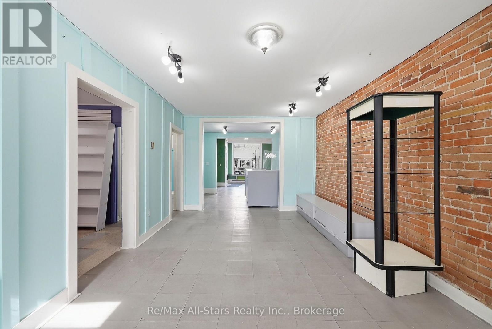 160 Queen Street Property Photo 11