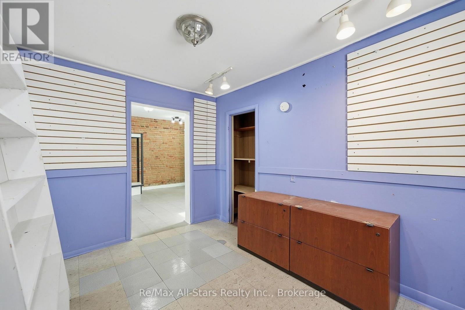 160 Queen Street Property Photo 12