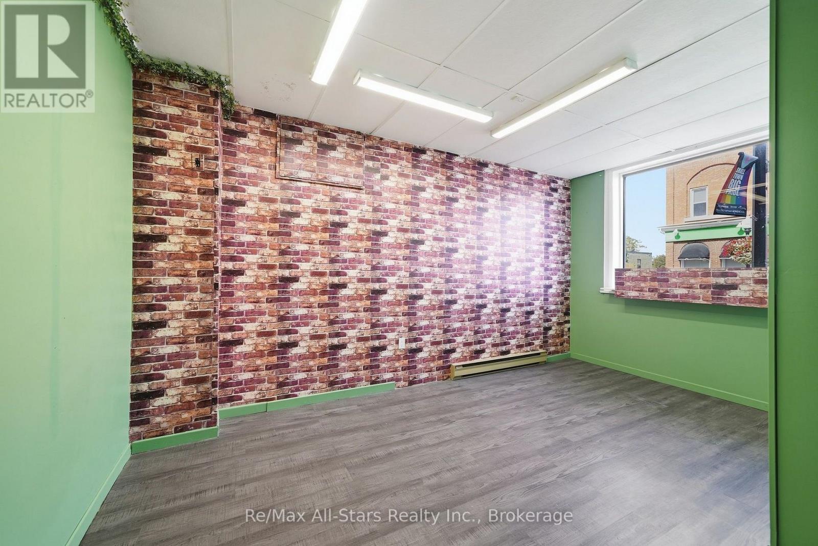 160 Queen Street Property Photo 15