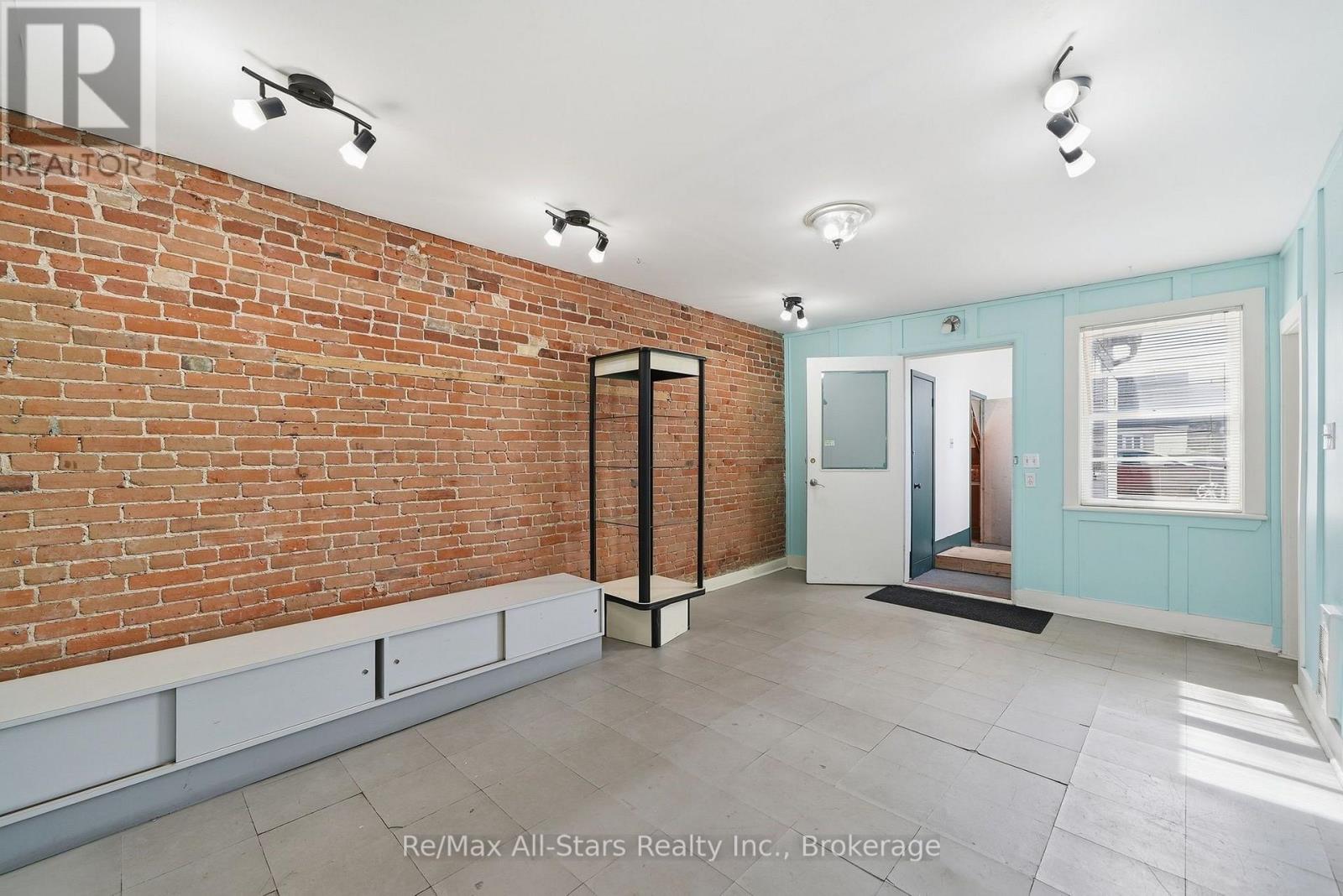 160 Queen Street Property Photo 16