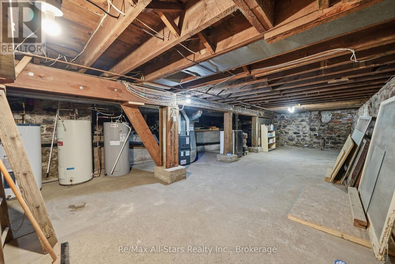160 Queen Street Property Photo 18