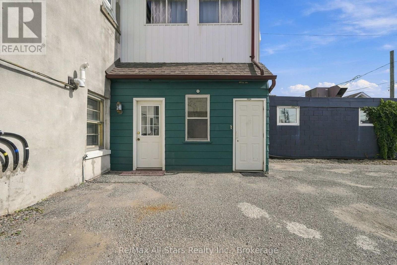 160 Queen Street Property Photo 22