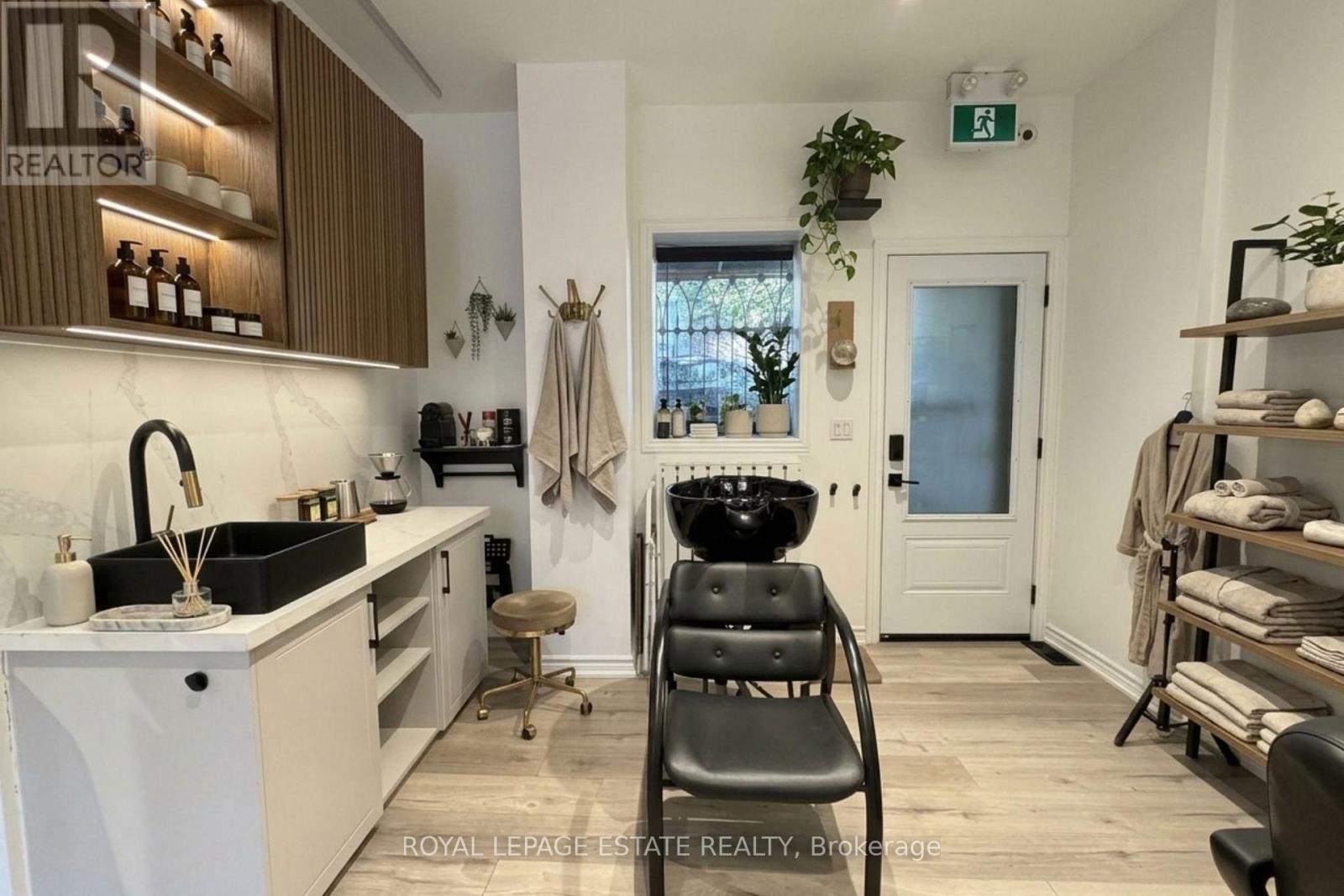 1144 Queen Street E Property Photo 6