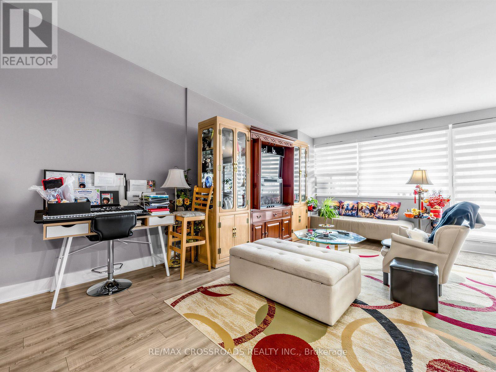 504 - 4060 Lawrence Avenue E Property Photo 4
