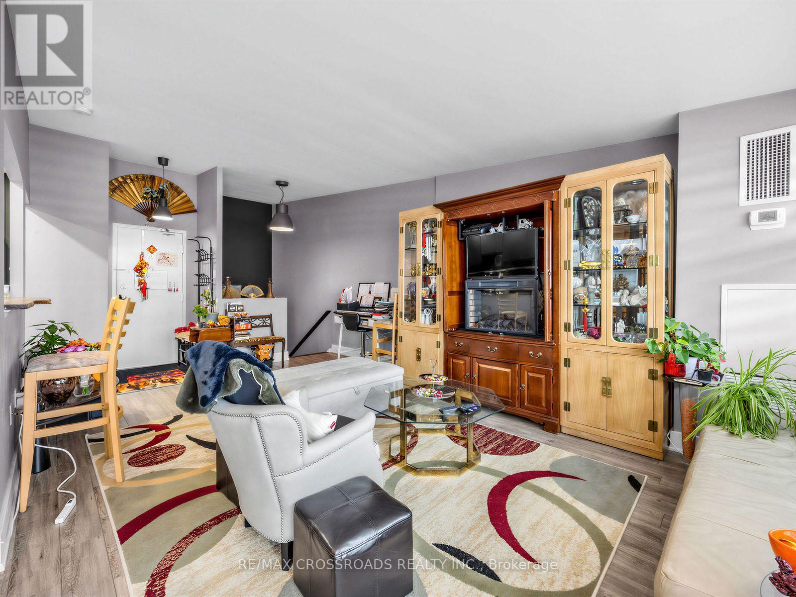 504 - 4060 Lawrence Avenue E Property Photo 11
