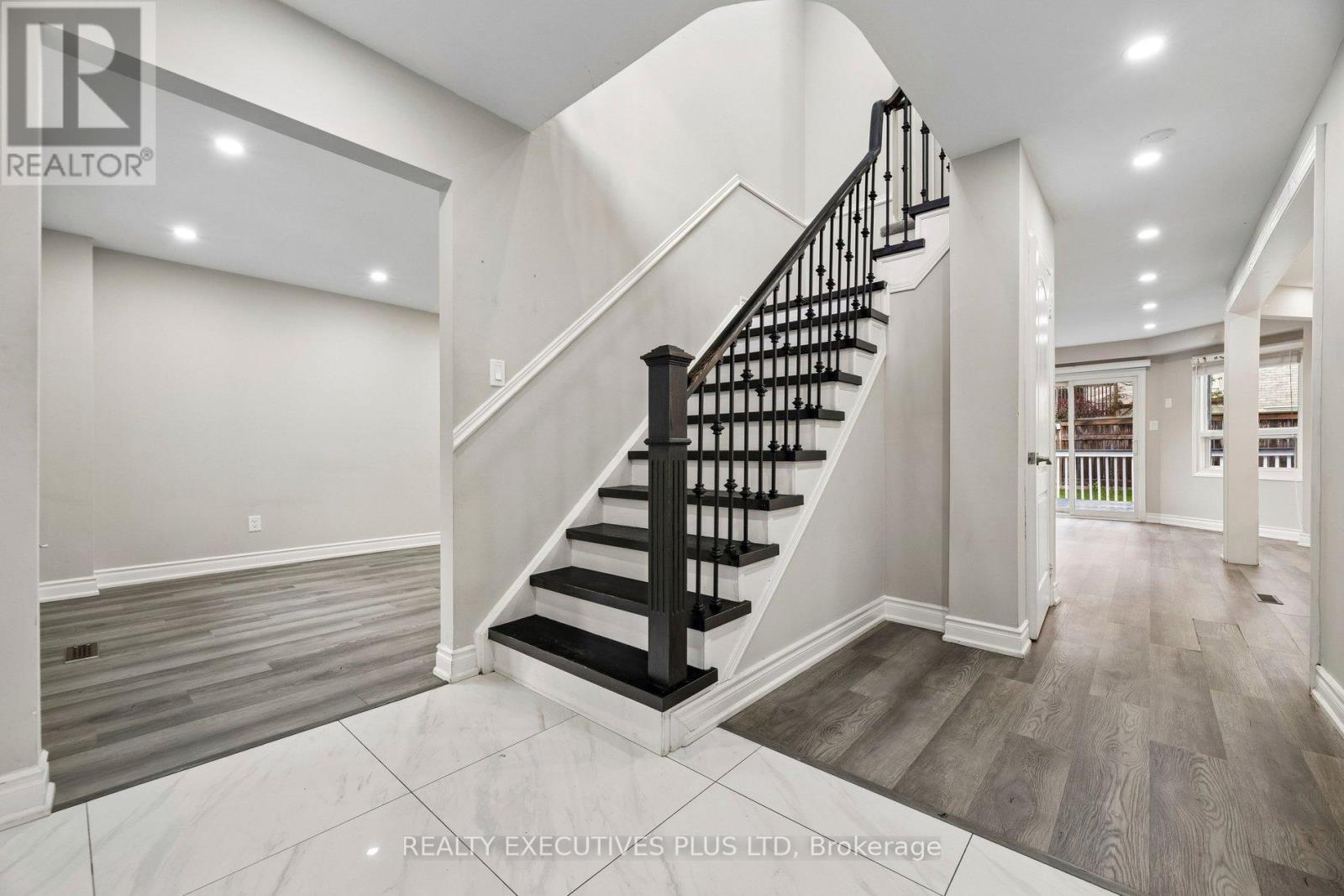 693 Barnes Crescent Property Photo 7