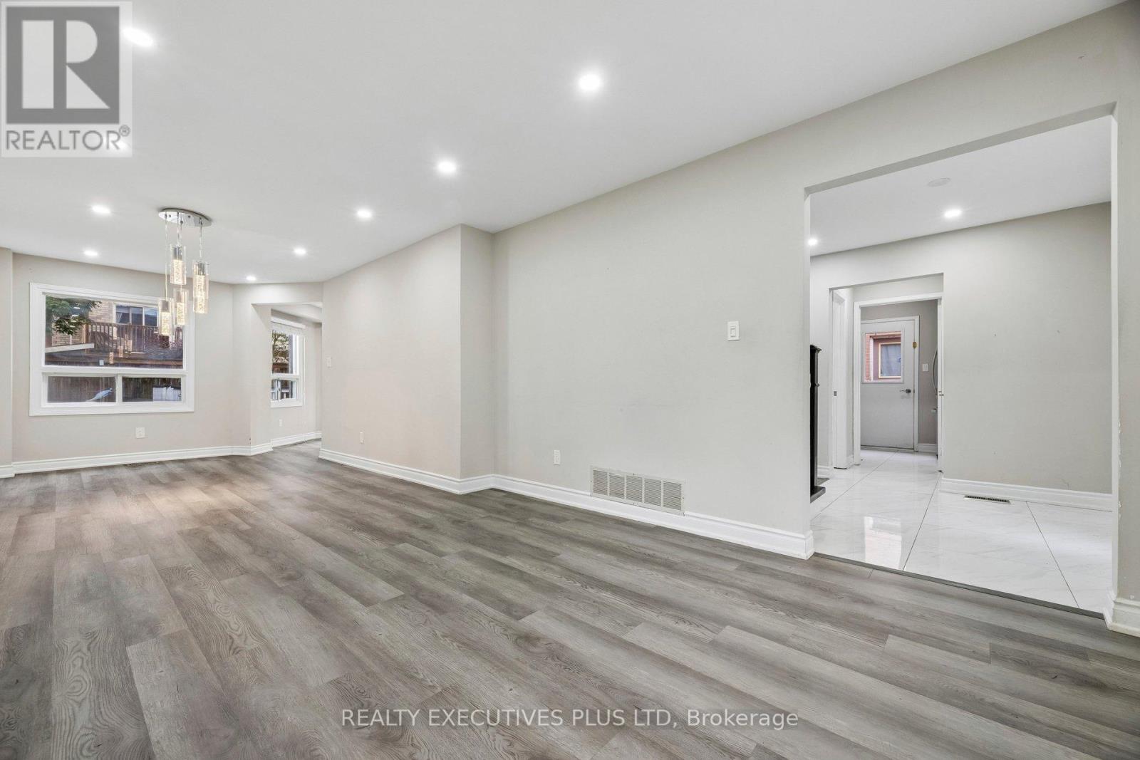 693 Barnes Crescent Property Photo 14