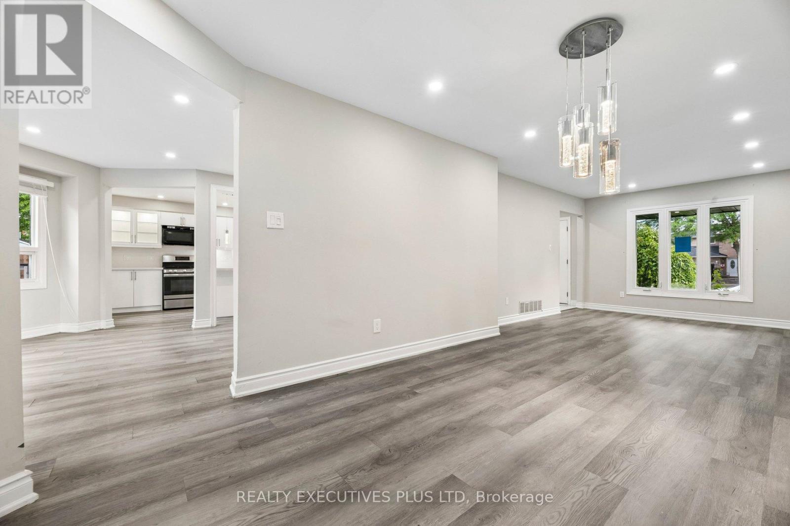 693 Barnes Crescent Property Photo 16