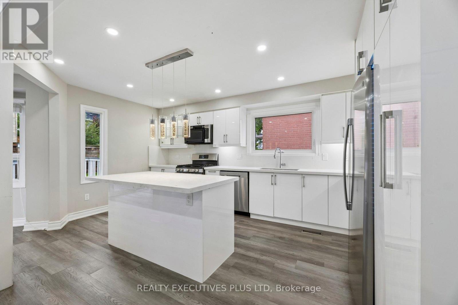 693 Barnes Crescent Property Photo 18