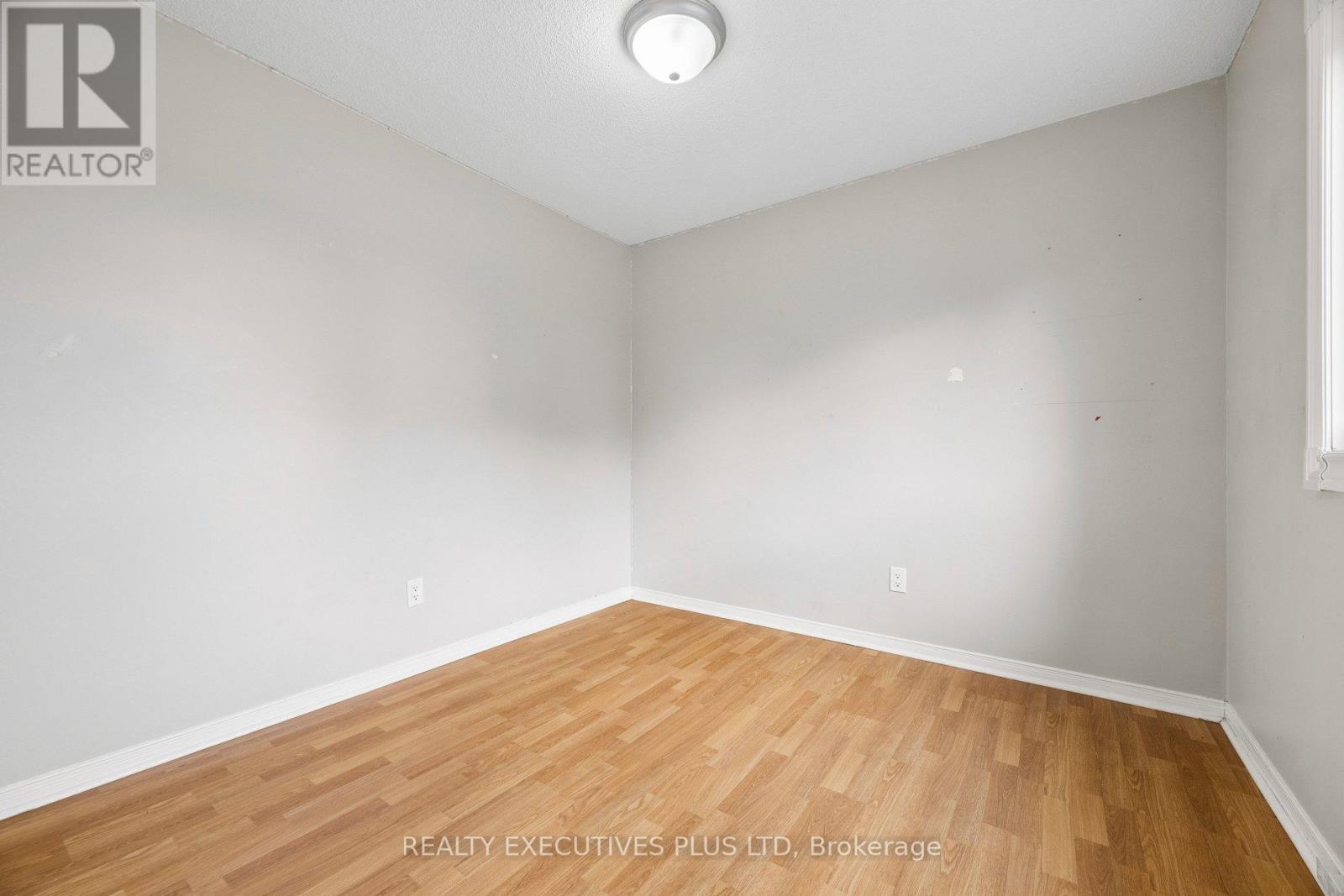 693 Barnes Crescent Property Photo 32