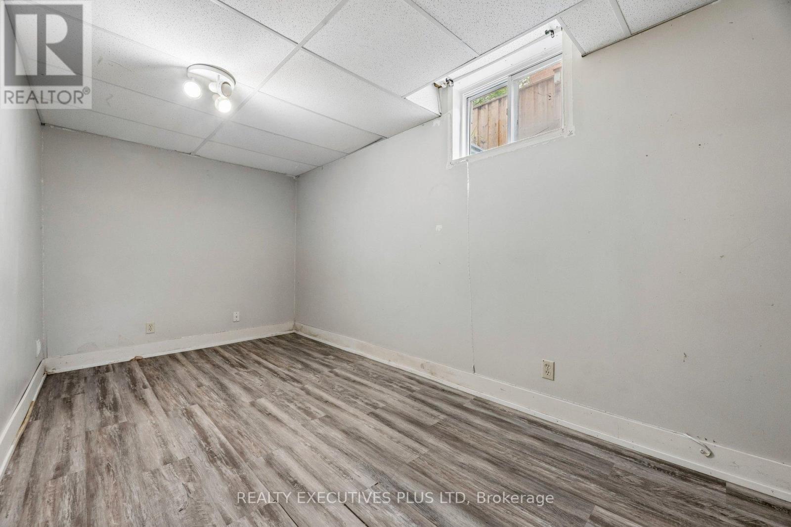 693 Barnes Crescent Property Photo 38