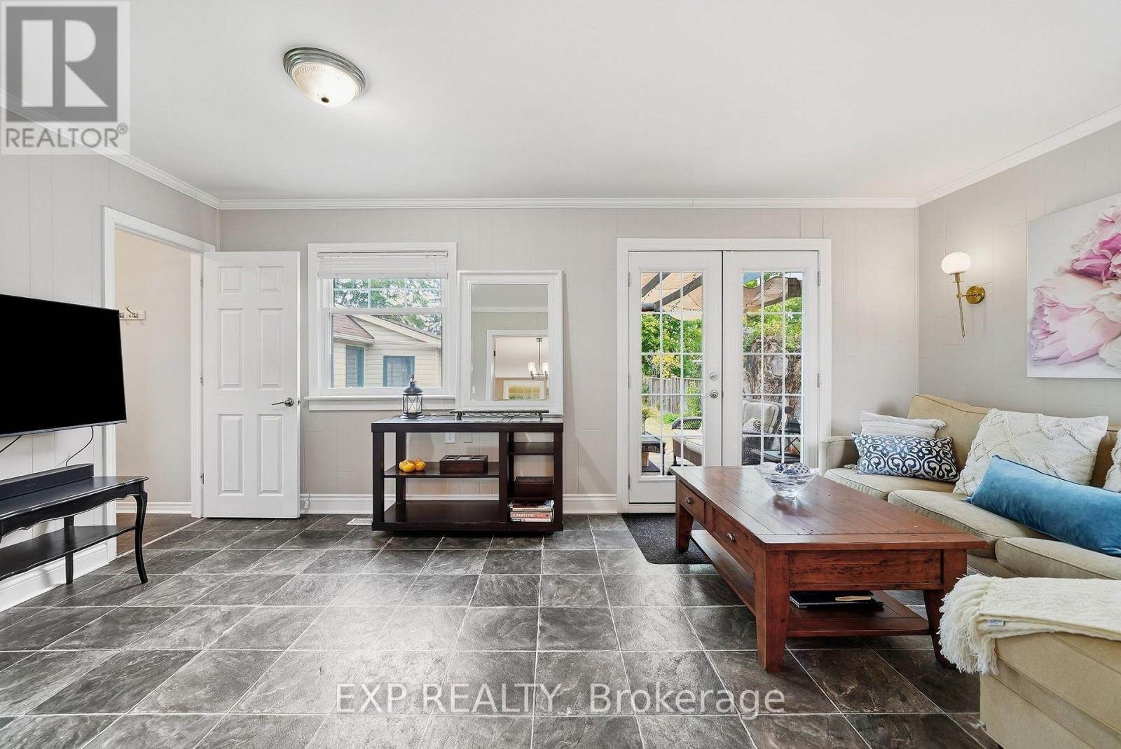 312 Walnut Street W Property Photo 15