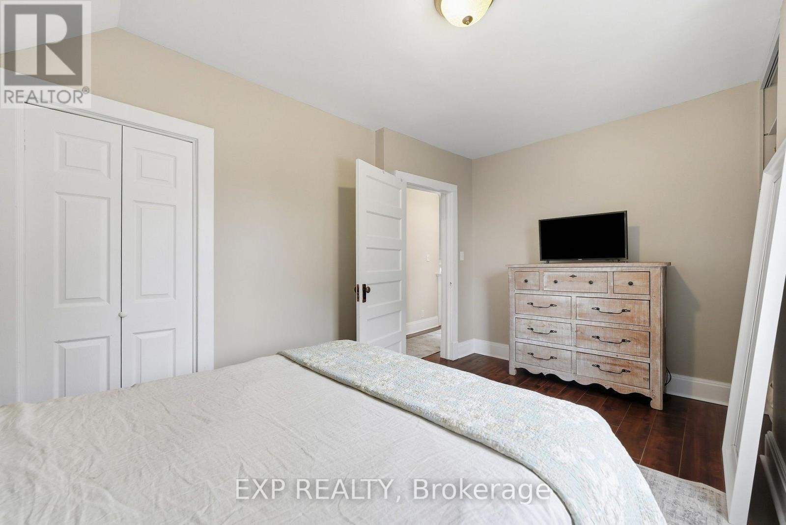 312 Walnut Street W Property Photo 22