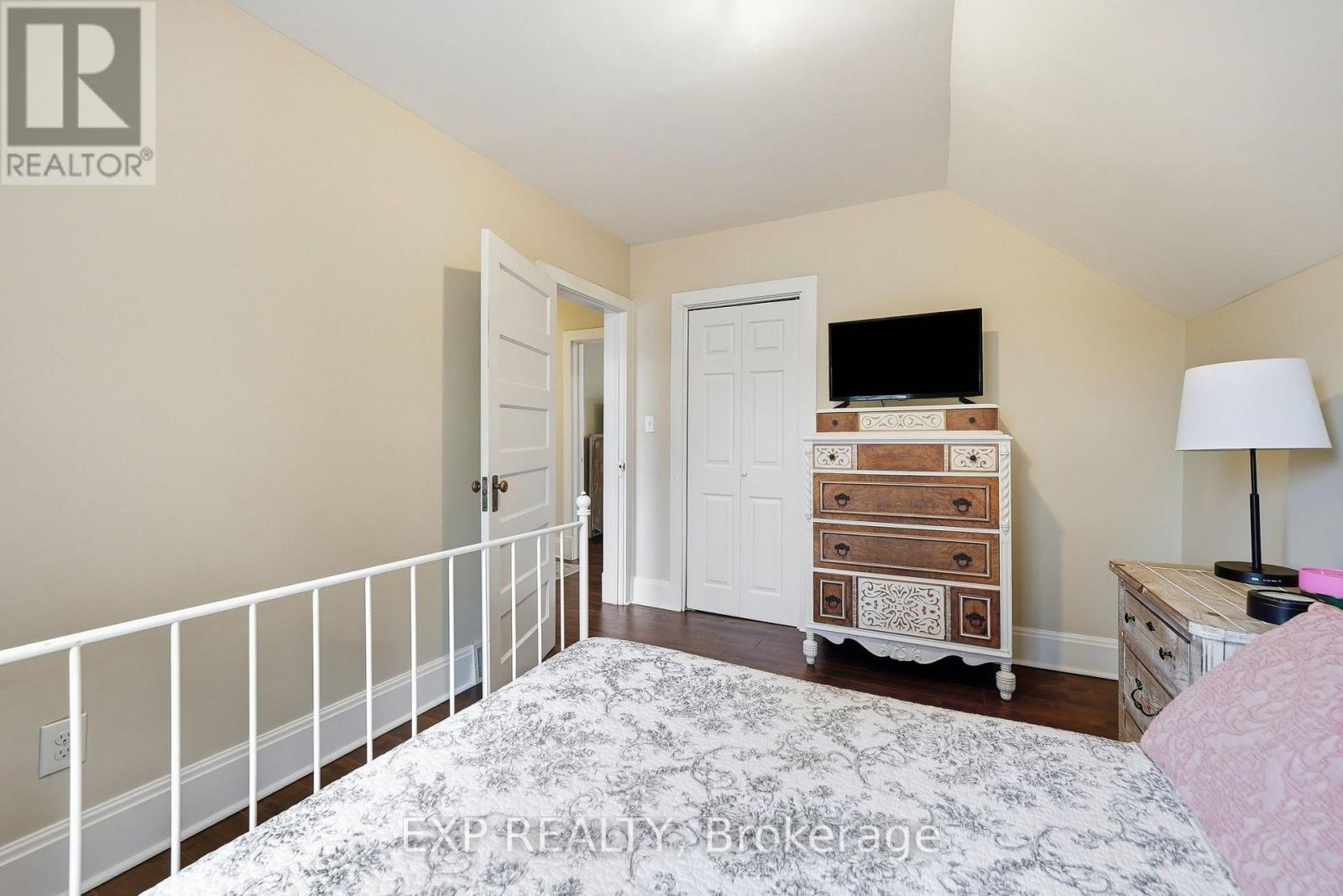 312 Walnut Street W Property Photo 24