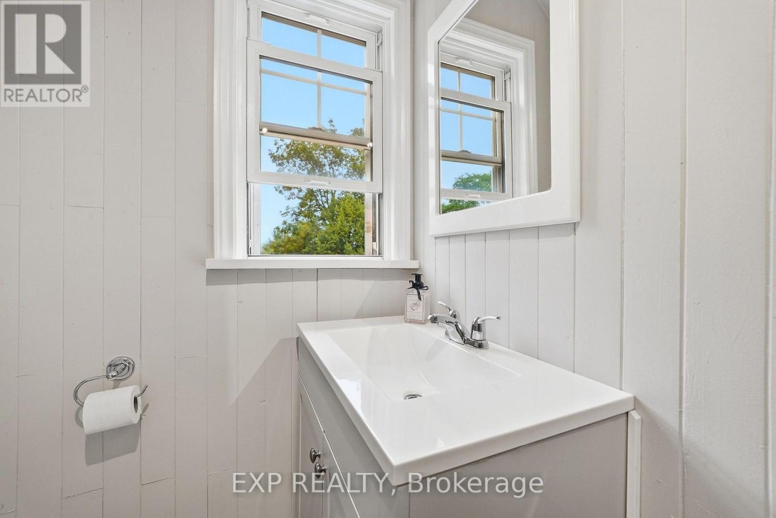 312 Walnut Street W Property Photo 28