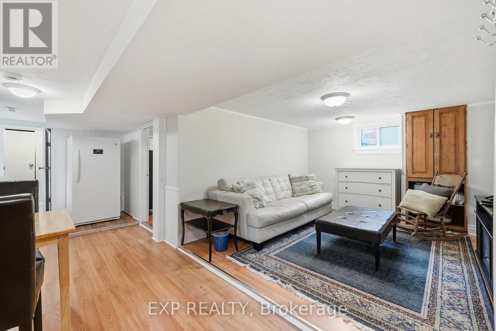 312 Walnut Street W Property Photo 29