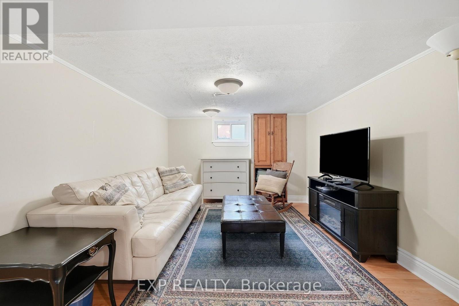 312 Walnut Street W Property Photo 30