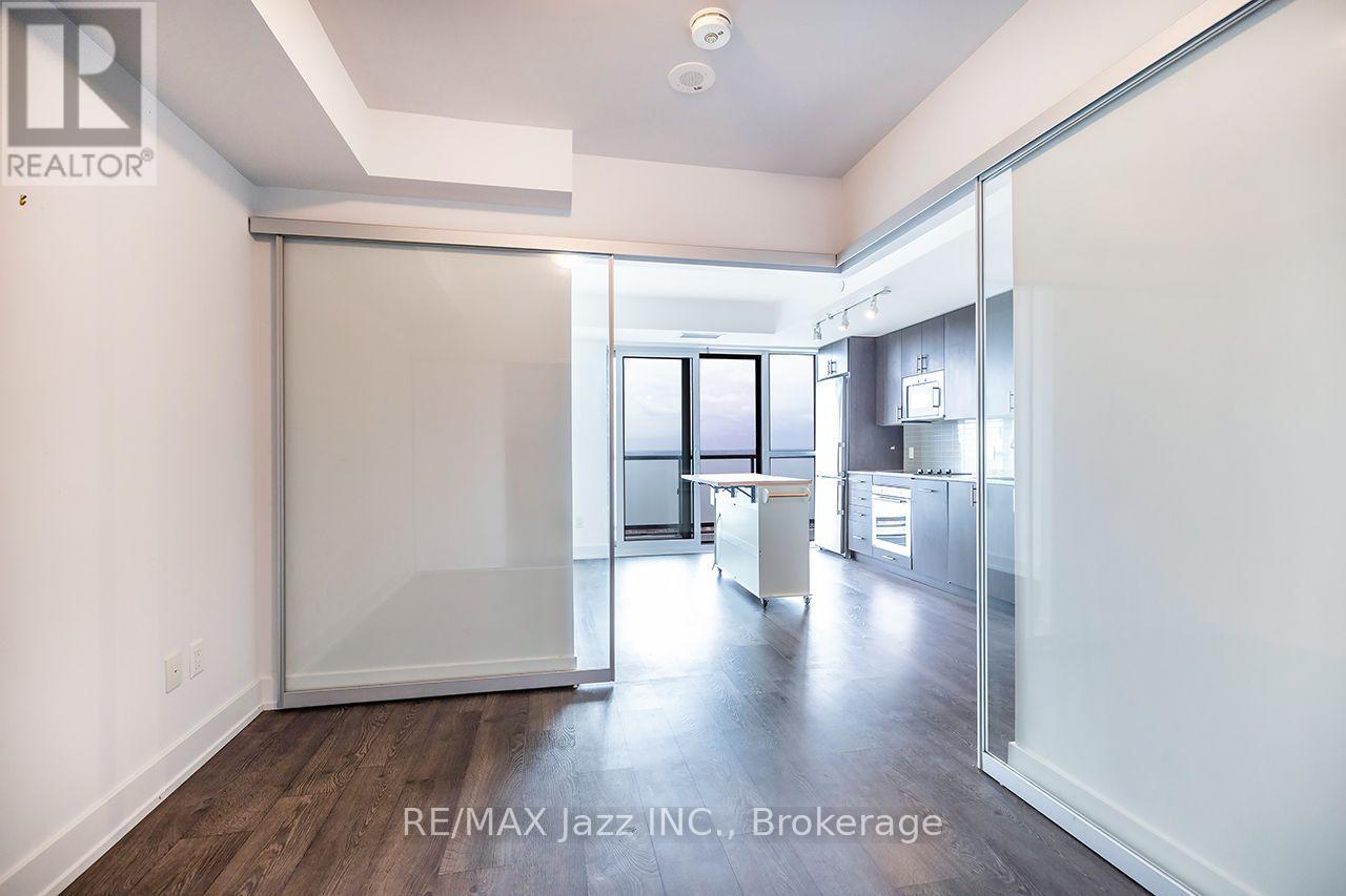 2001 - 2550 Simcoe Street N Property Photo 4