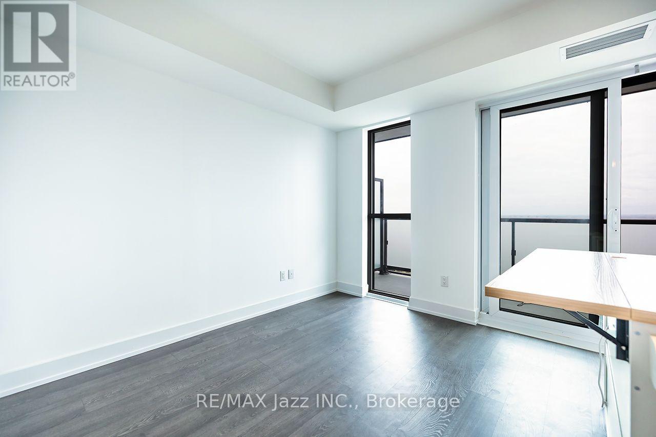2001 - 2550 Simcoe Street N Property Photo 6
