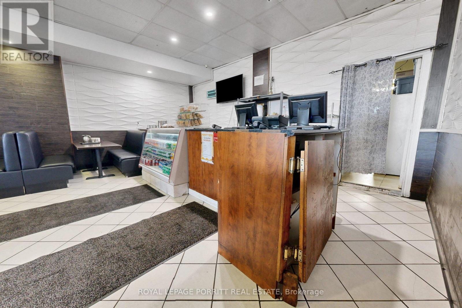 2633 Eglinton Avenue E Property Photo 8