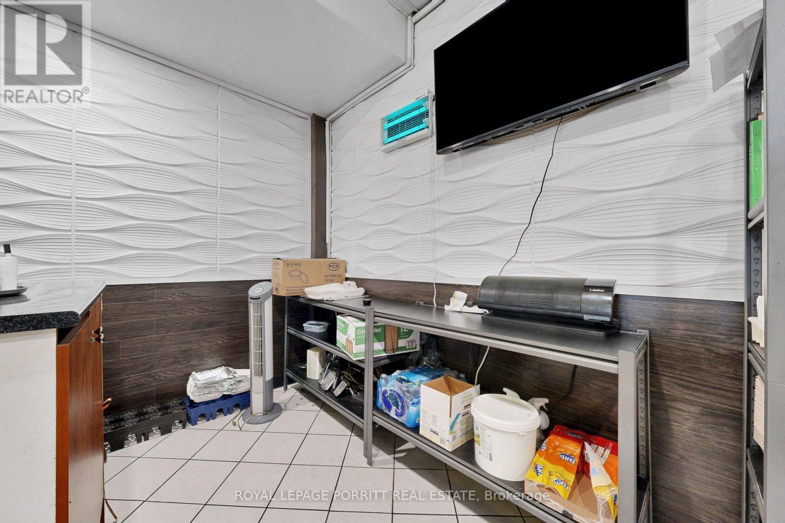 2633 Eglinton Avenue E Property Photo 10