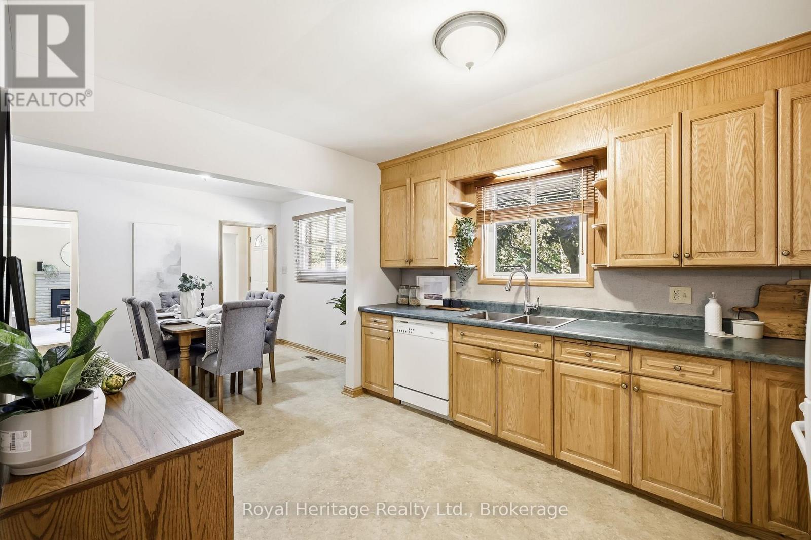 12 Simcoe Street Property Photo 10
