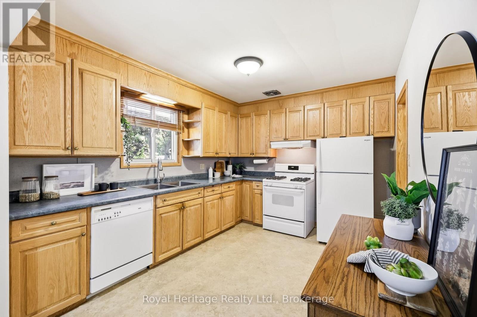 12 Simcoe Street Property Photo 11