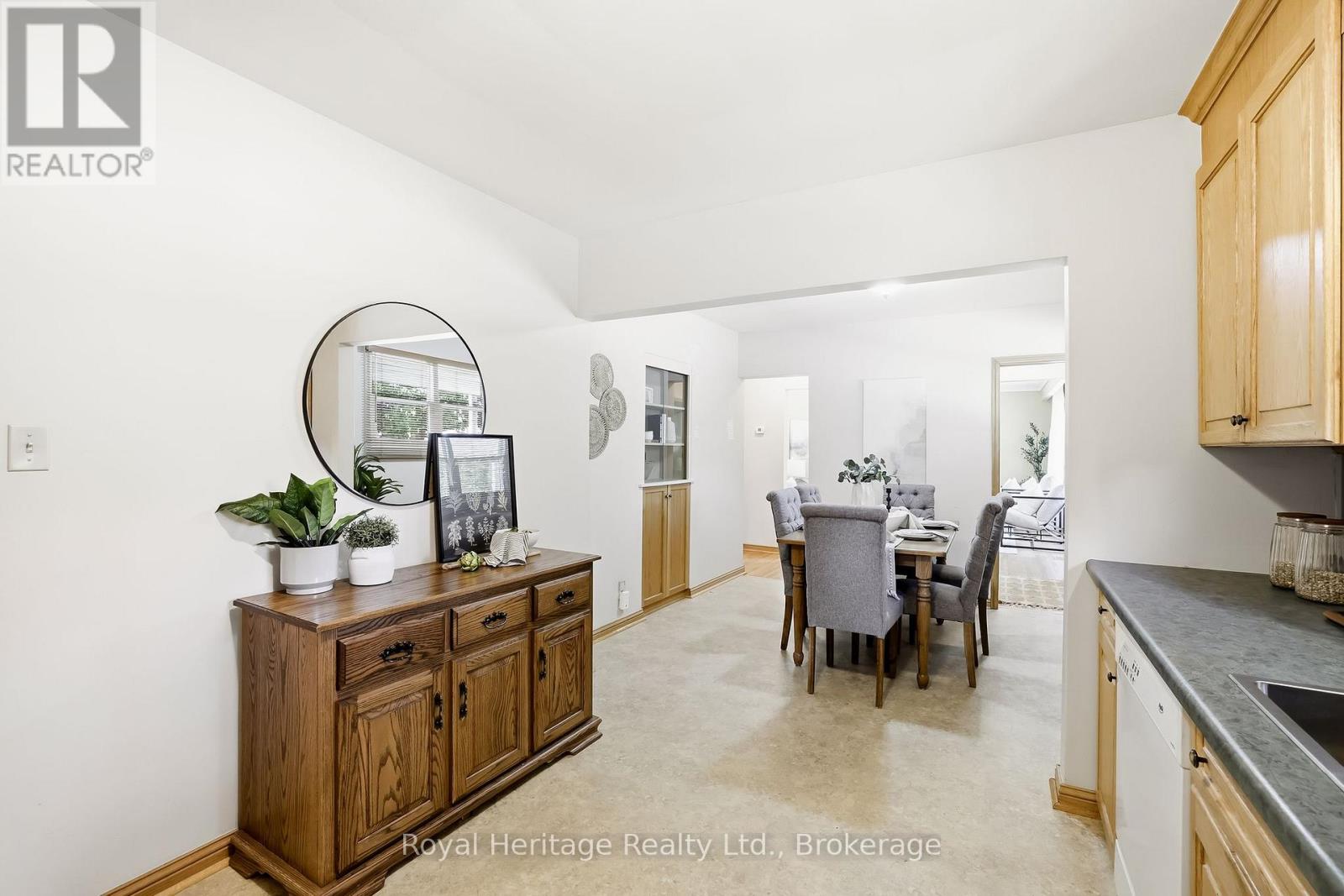 12 Simcoe Street Property Photo 14