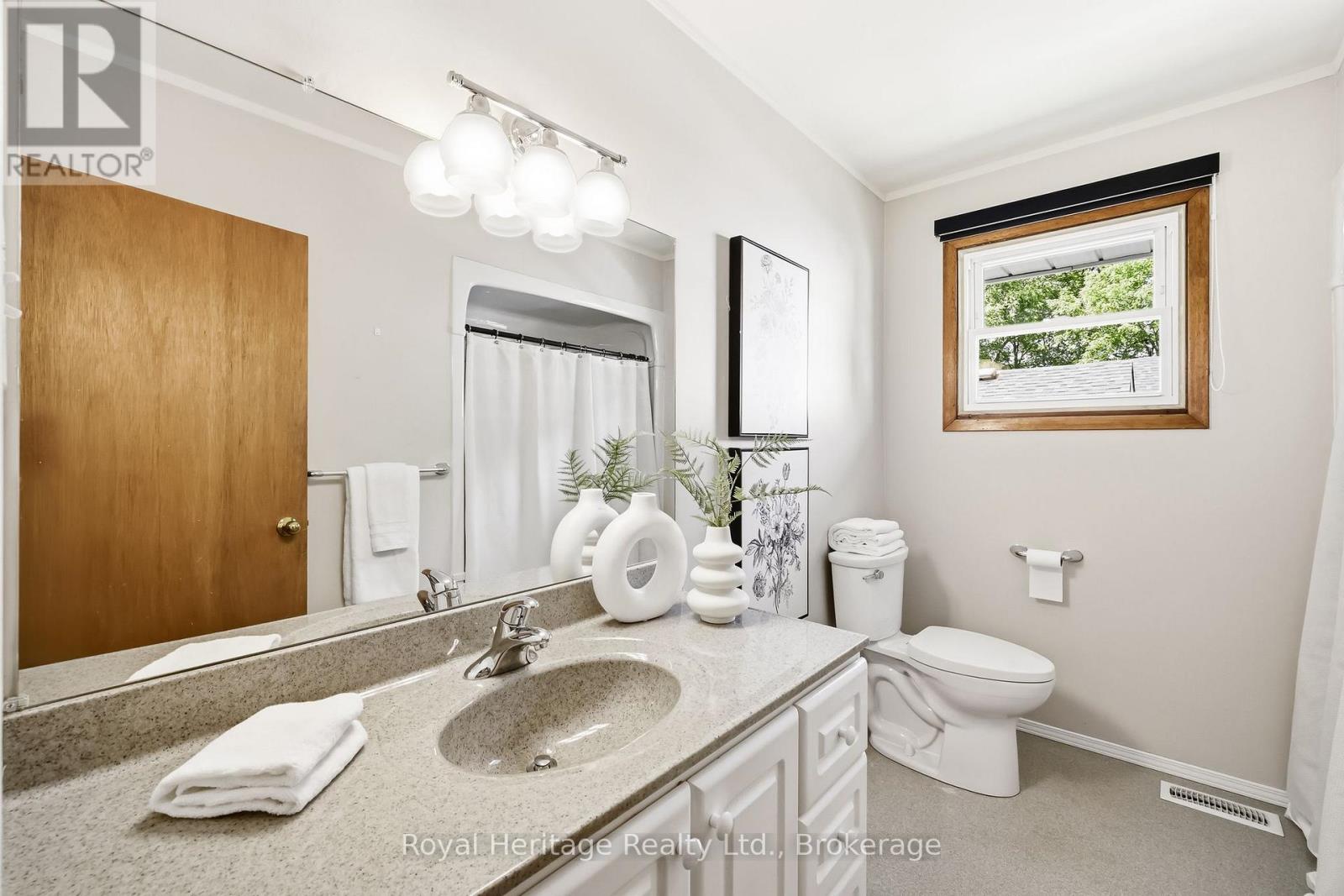 12 Simcoe Street Property Photo 19