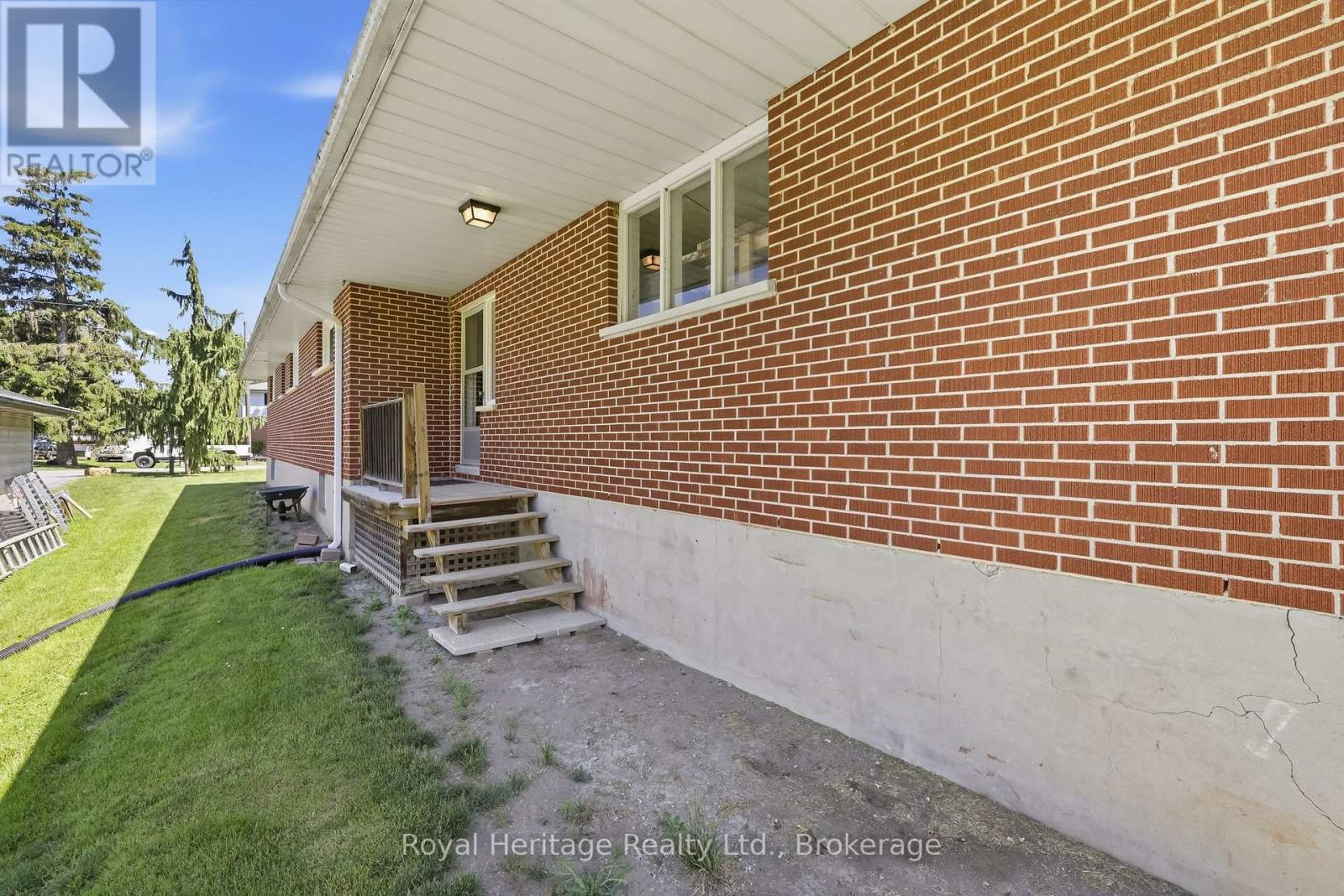 12 Simcoe Street Property Photo 24