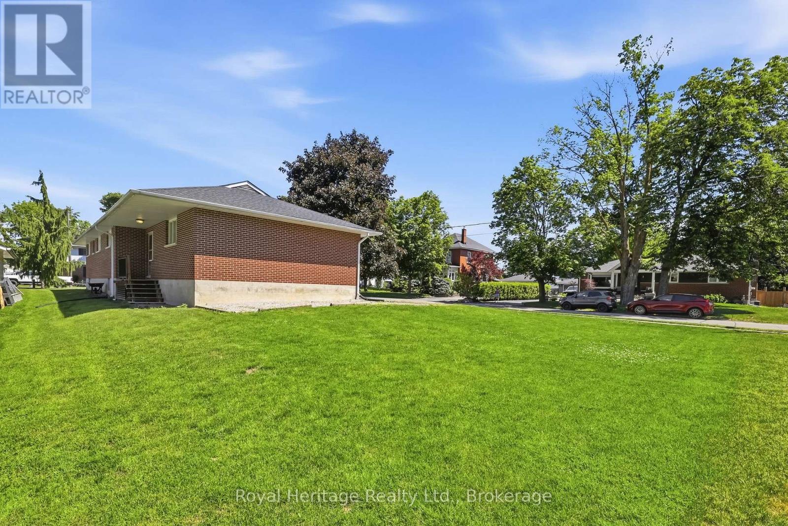12 Simcoe Street Property Photo 25