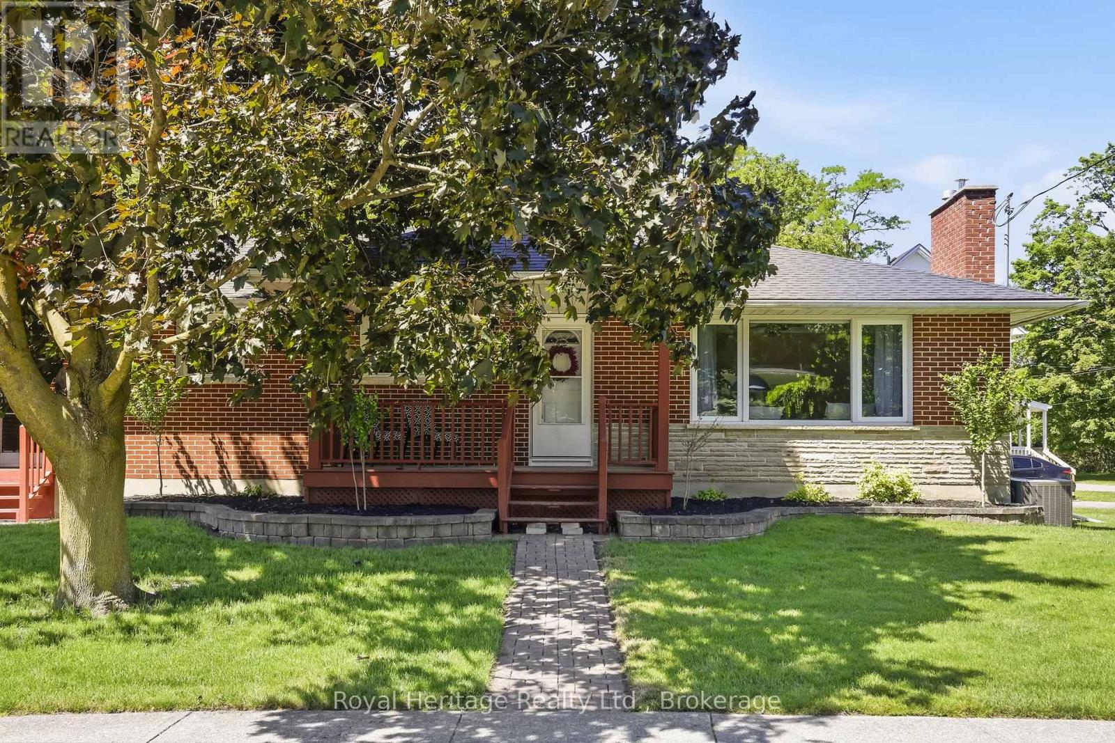 12 Simcoe Street Property Photo 27