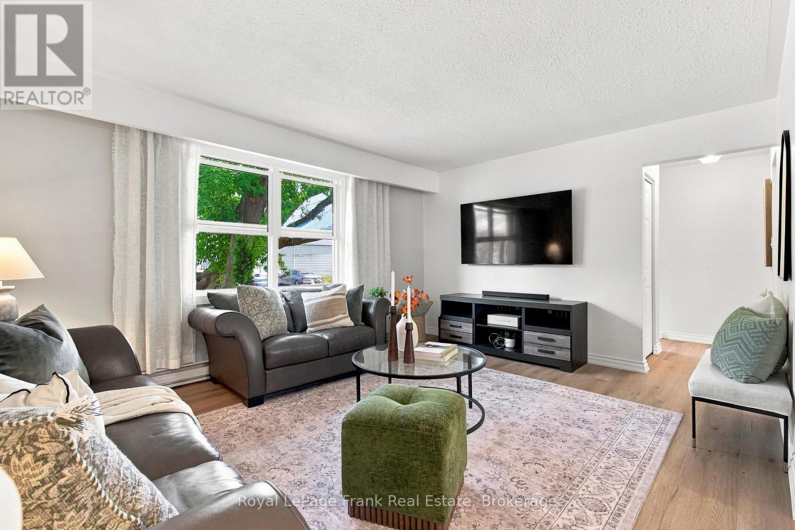 445 Bay Street Property Photo 6
