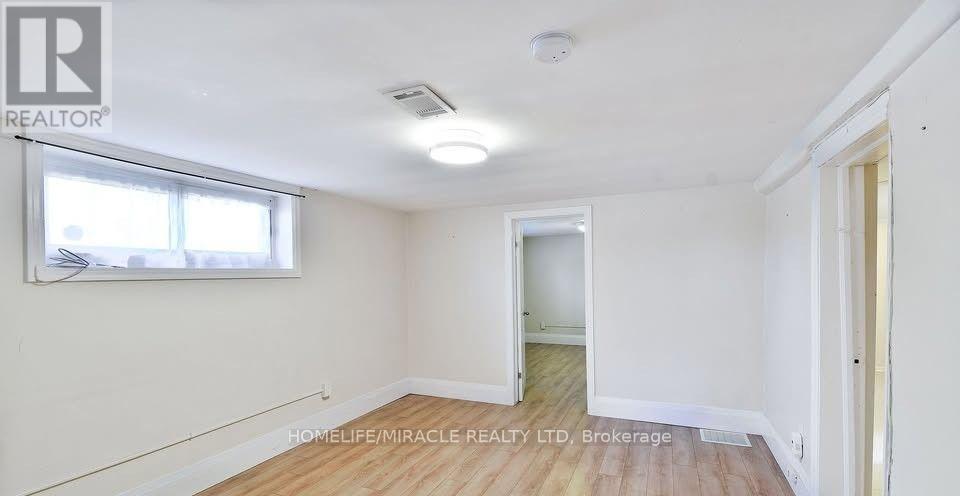584 Montgomery Street Property Photo 4