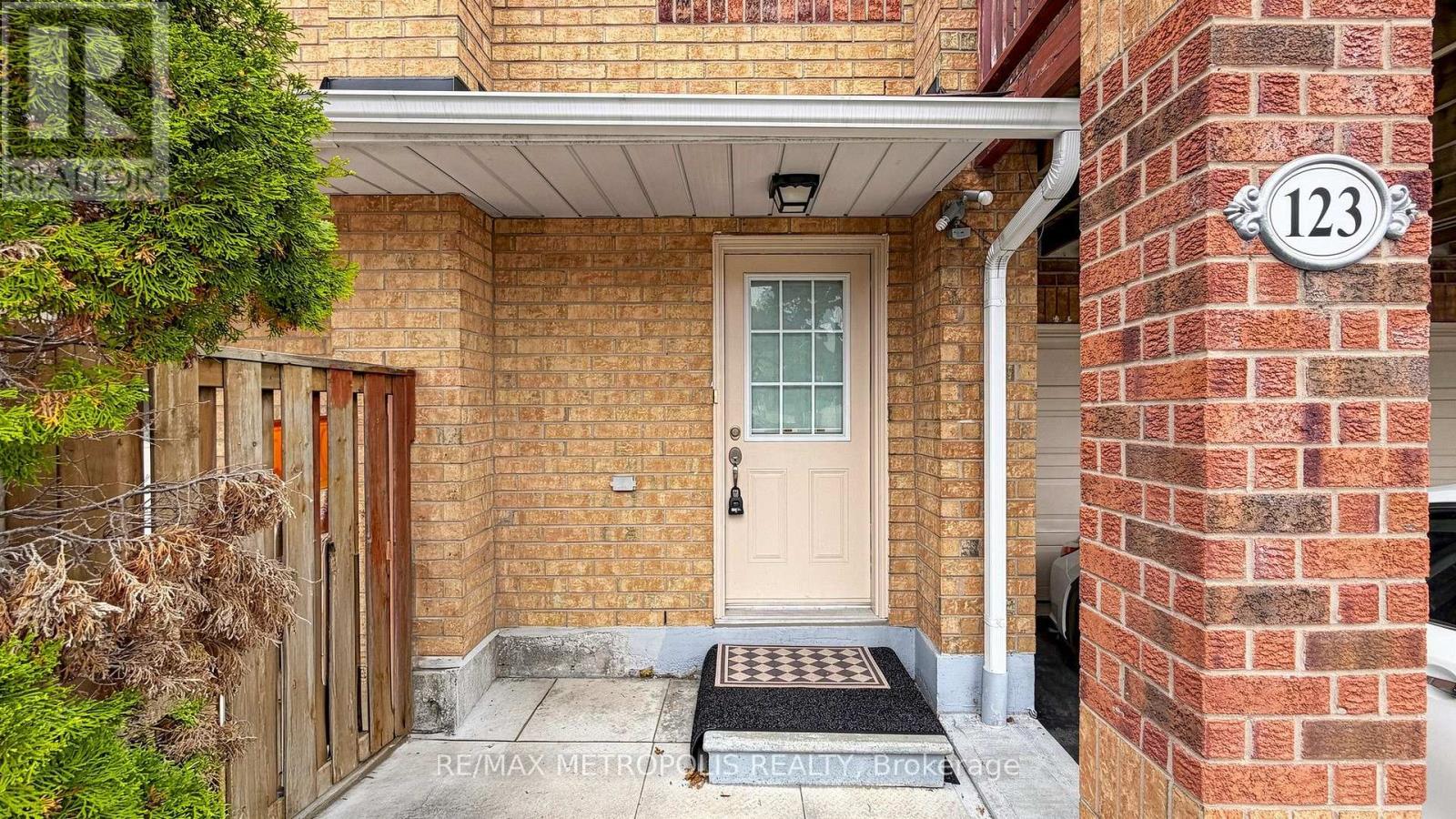 123 - 2 Hedge End Road Property Photo 4