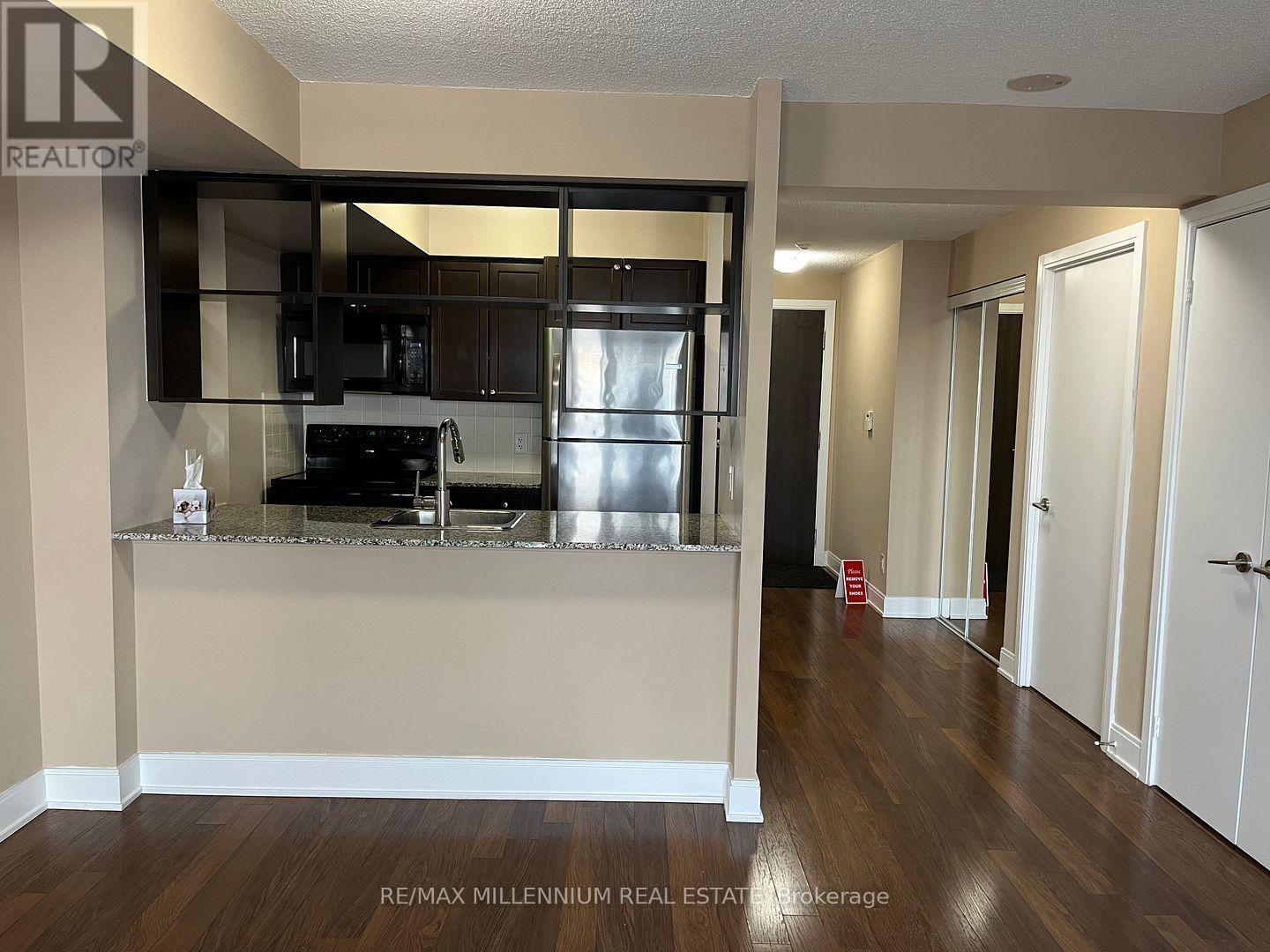 2621 - 135 Village Green Square Property Photo 7