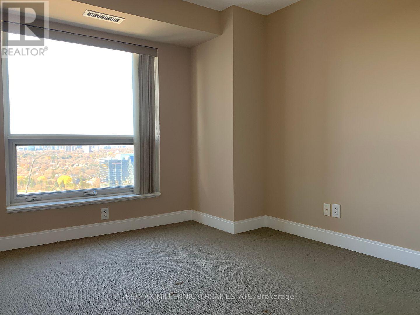 2621 - 135 Village Green Square Property Photo 19