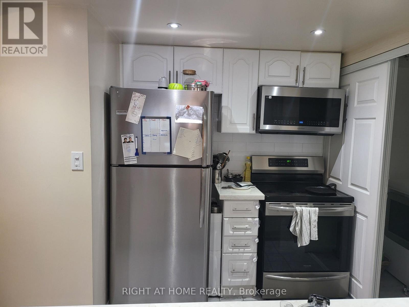 1502 - 88 Corporate Drive Property Photo 2