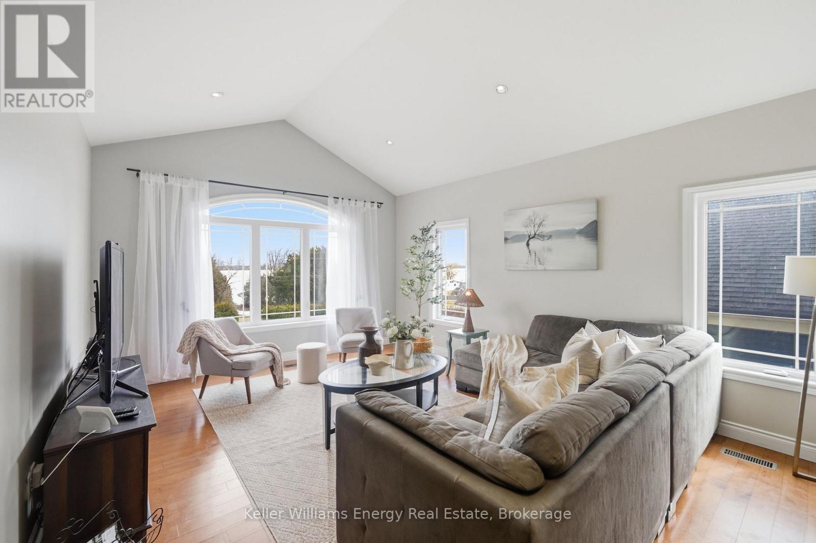 332 Carnegie Beach Road Property Photo 4