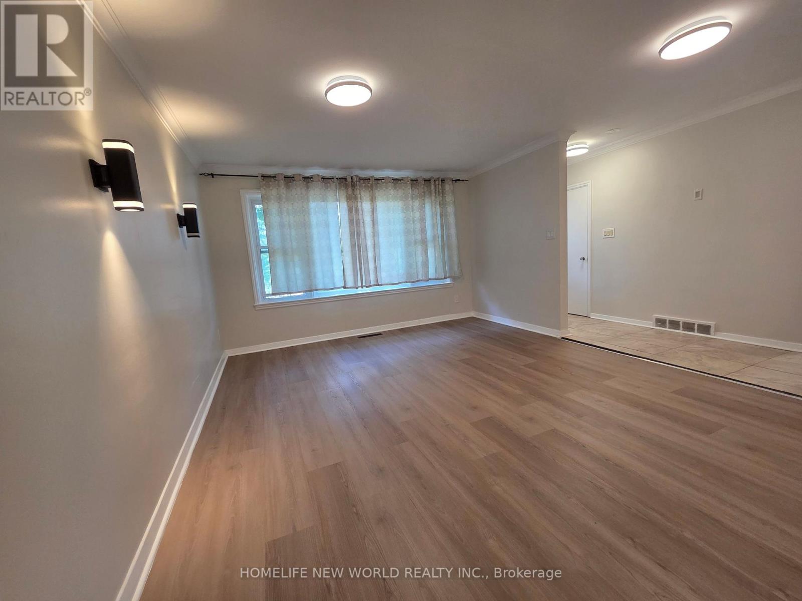 544 Mary Street E Property Photo 3
