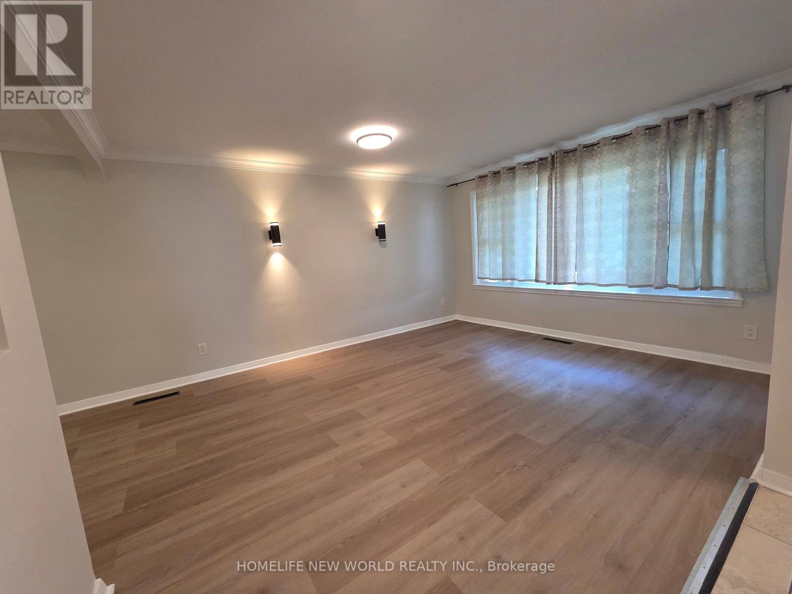 544 Mary Street E Property Photo 4
