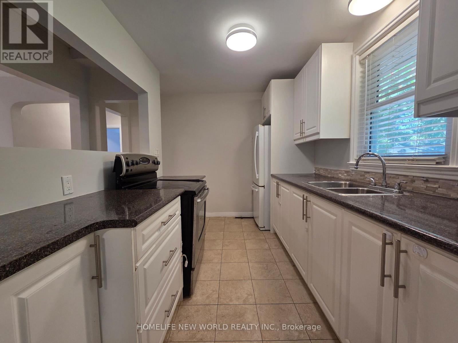 544 Mary Street E Property Photo 7