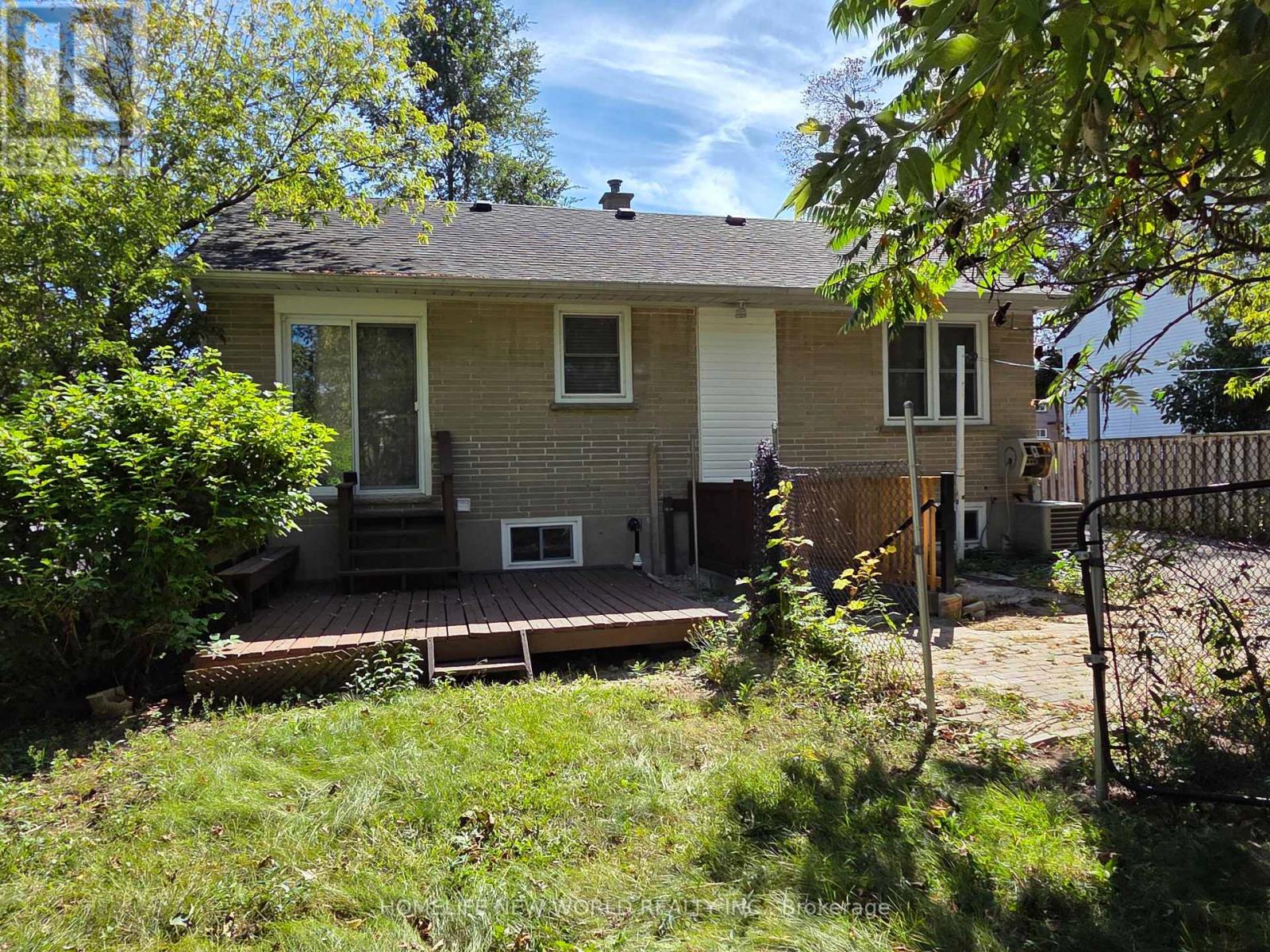 544 Mary Street E Property Photo 13